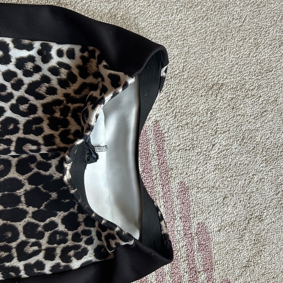 Size 4 (UK size 8) stretch leopard print pencil skirt- chic yet comfy! - Picture 2 of 3